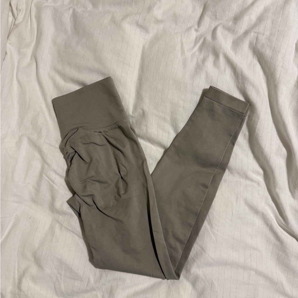 🐰Flattering Gray Leggings with Ruching Detail Size S Like New🐰